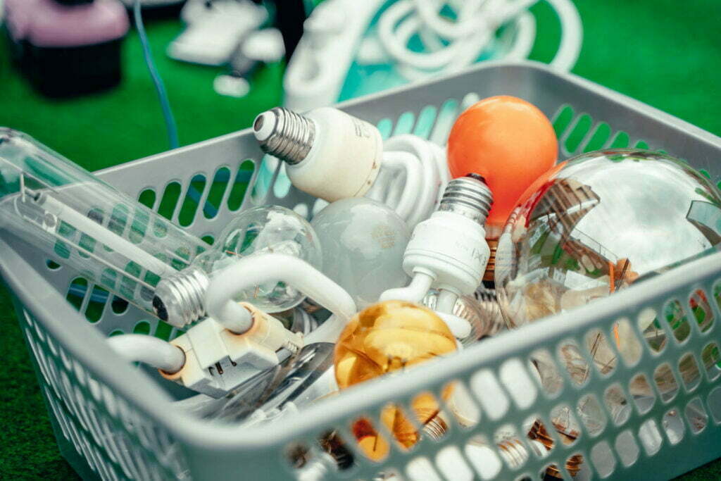 Bilde av mange gamle lyspærer i en kurv