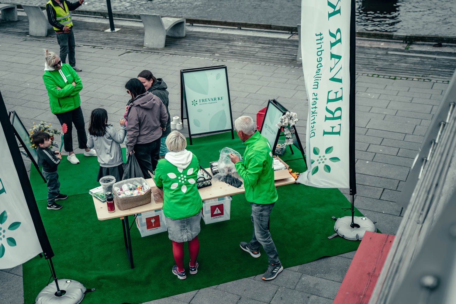 Bilde av FREVAR-ansatte som presenterer noe i Fredrikstad Sentrum