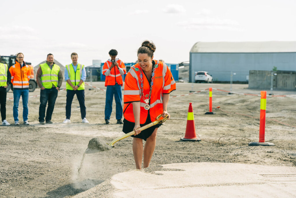 Ordfører Siri Martinsen tar det første spadestikket i forbindelse med FARA-prosjektet