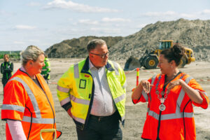 Ordfører Siri Martinsen og to andre fra Frevar samtaler om det første spadestikket på FARA-prosjektet