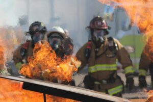 Bilde av brannmenn som slukker brann, brukes til innlegg som forteller om viktigheten av å sortere batterier korrekt.