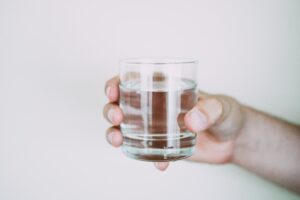 Et drikkeglass med vann