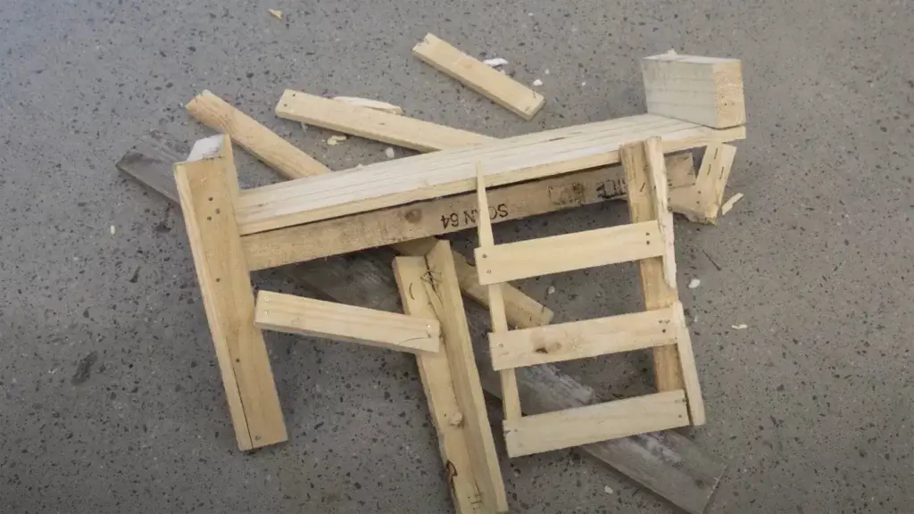 Treavfall ligger på bakken.