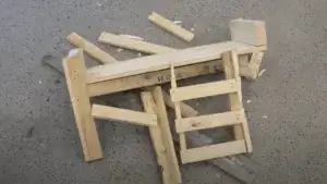 Treavfall ligger på bakken.