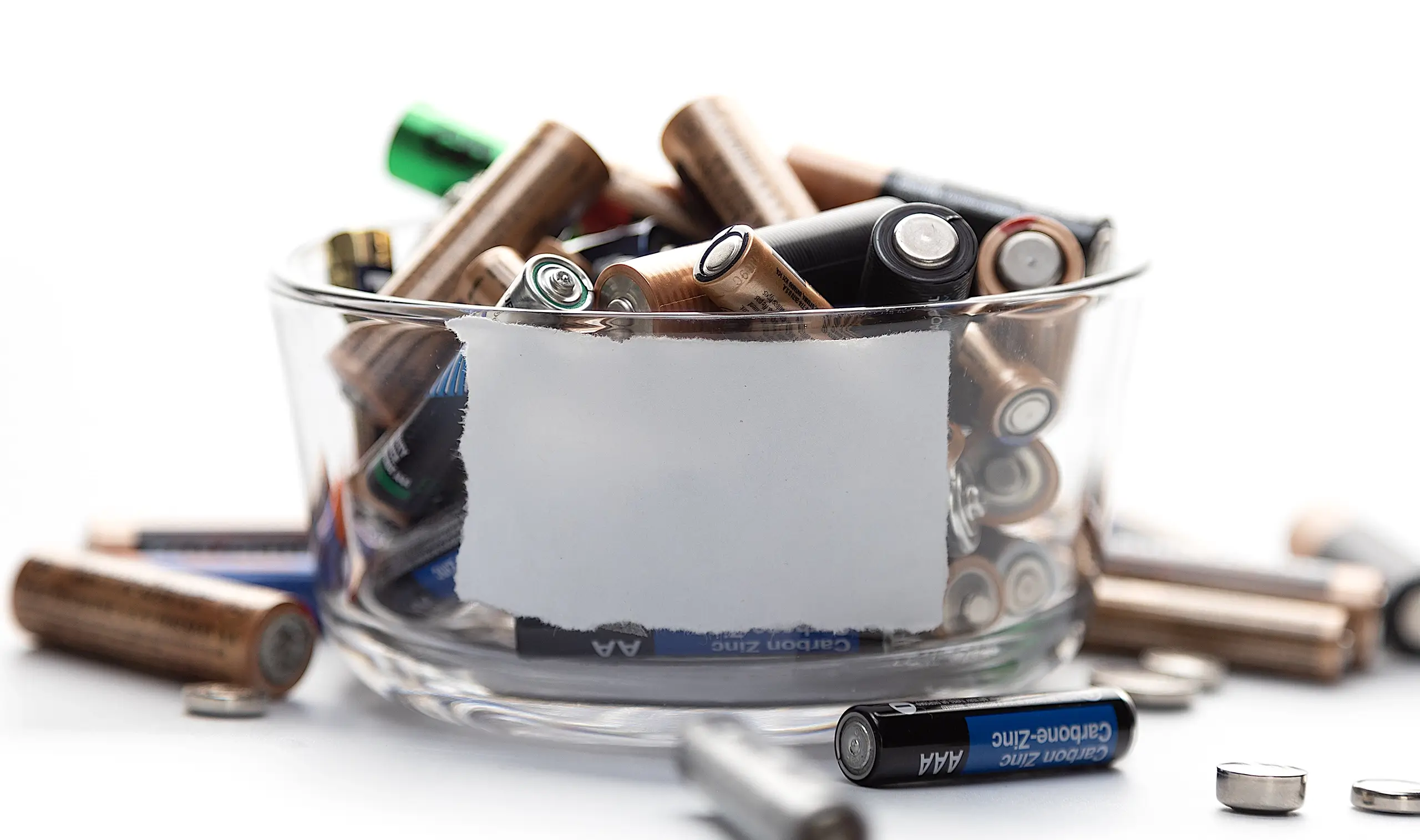 Ulike batterier samlet i en beholder.