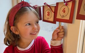 Et barn åpner spent sin julekalender