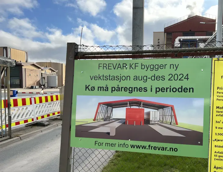 Et skilt som viser en tegning av ny vektstasjon, samt informasjon om at FREVAR KF bygger ny vektstasjon i perioden august til desember 2024, og at kø må påregnes i perioden.