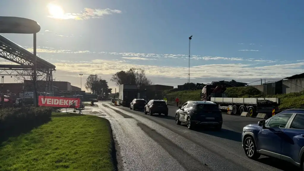 Køen inn til FREVARs vektstasjon som er under ombygging.