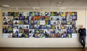 Æresvegg med individuelle portrettbilder av FREVARs ansatte.