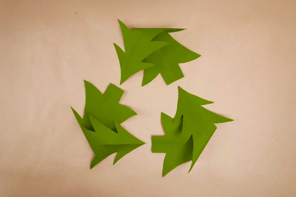 Tre filtjuletrær er formet som et resirkuleringsikon.