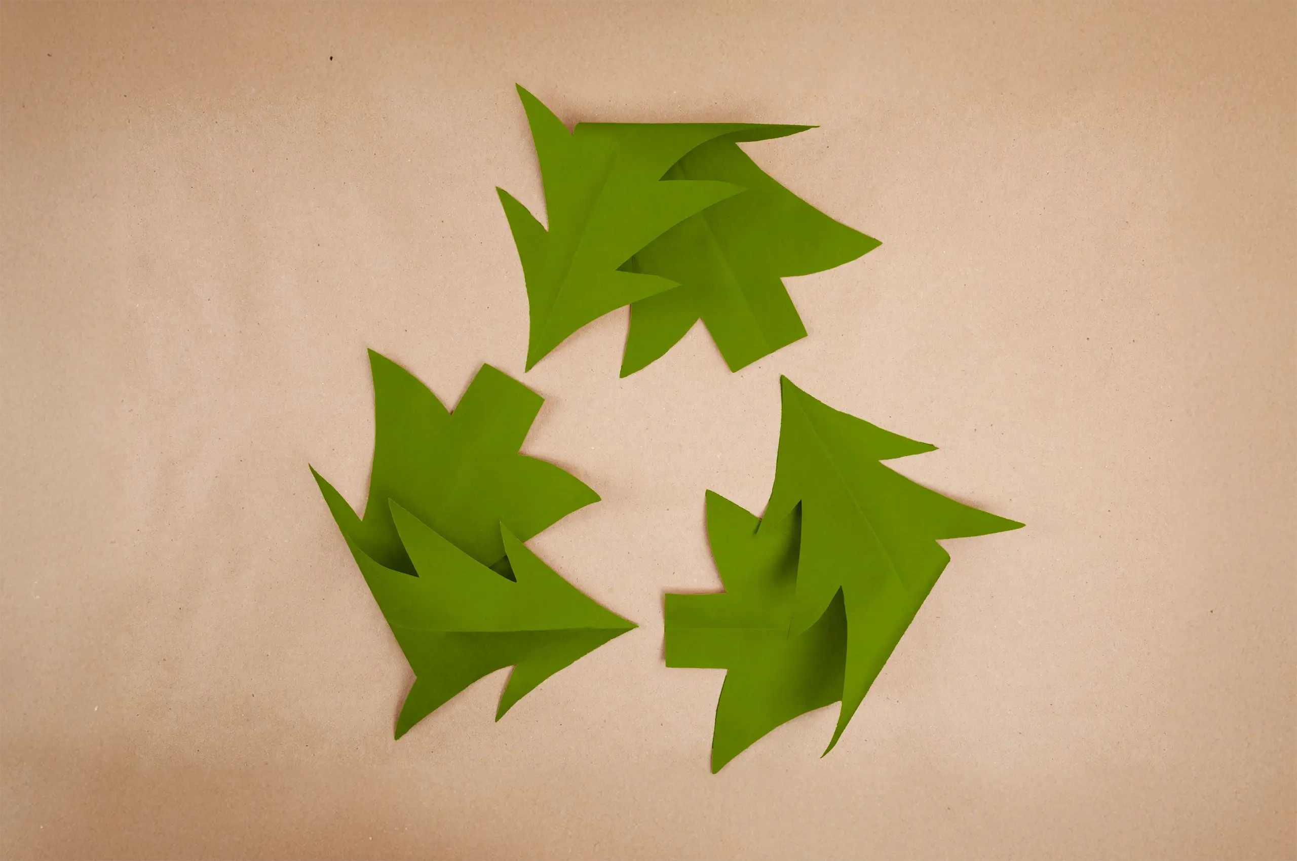 Tre filtjuletrær er formet som et resirkuleringsikon.