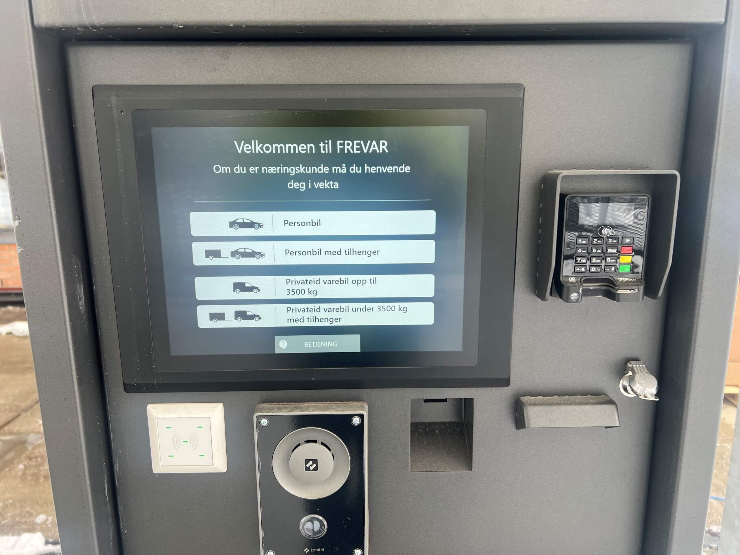 Ny betalingsautomat som viser display for identifisering som Personbil, med og uten henger, eller varebil, for veiing og levering av avfall til gjenvinningsstasjonen, FREVAR, i Fredrikstad.