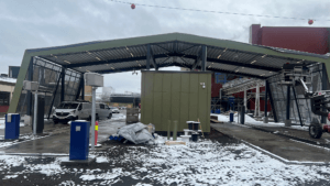 Bilde av den nye vektstasjonen som er under oppføring på FREVAR i Fredrikstad. Det er fortsatt byggeplass, men kontrollbod og taket som omkranser bygget og hele inn og utkjøringen er på plass.