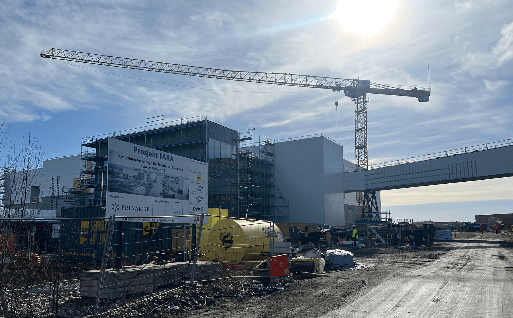 Byggeplass med FARA renseanlegg under oppføring. Byggeslikt i forkant og byggekran over bygget.