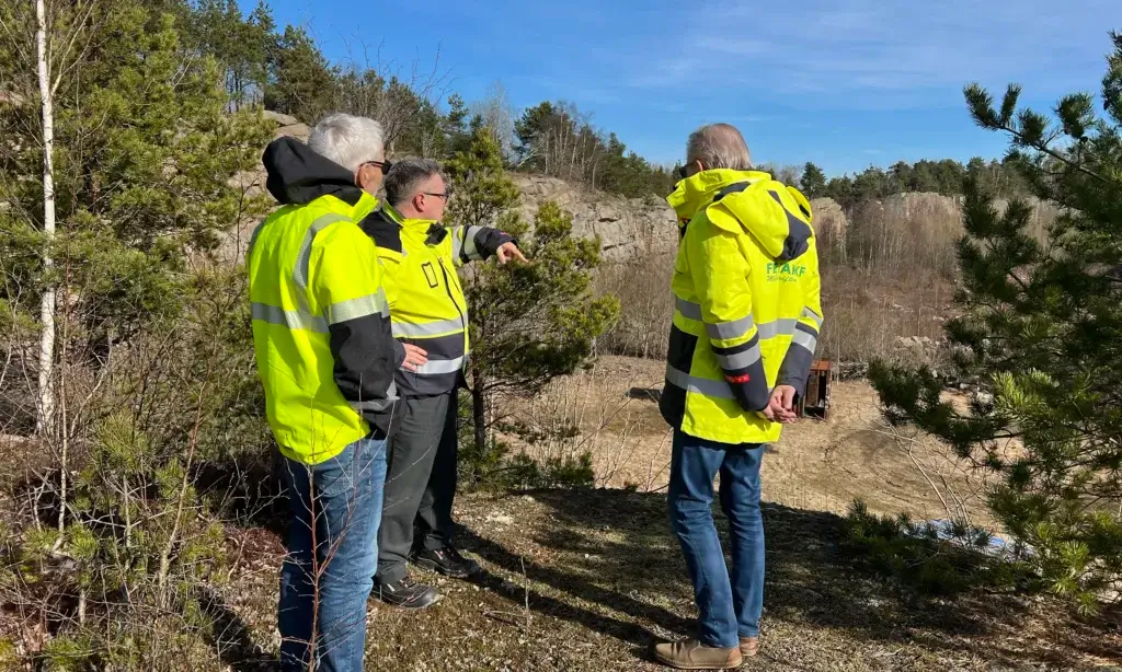 Administrerende direktør i Isegran Eiendom Steinar Frølandshagen, direktør i FREVAR Johnny Sundby, og FREVARs styreleder Leif Eriksen besikter lokasjonen på Kieråsen.