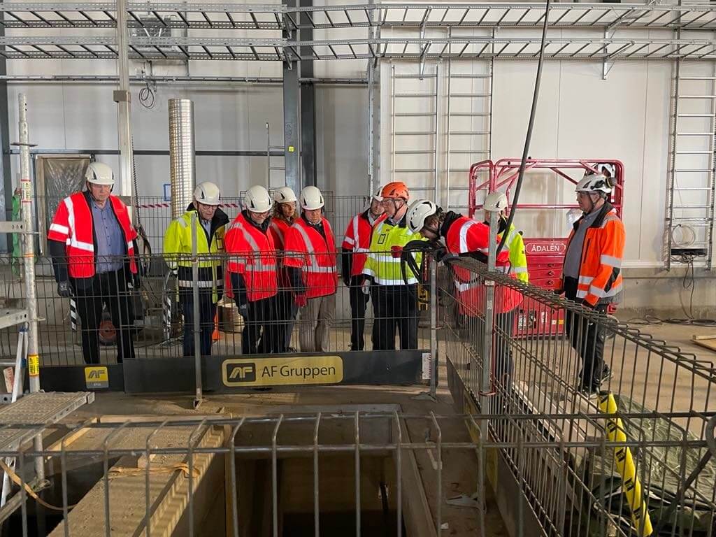 Stortingspolitikerne fra østfoldbenken besøkte fredag det nye avløpsrenseanlegget og fikk blant annet en titt ned i et av bassengene. Foto: Marianne Holøien, Fredriksstad Blad