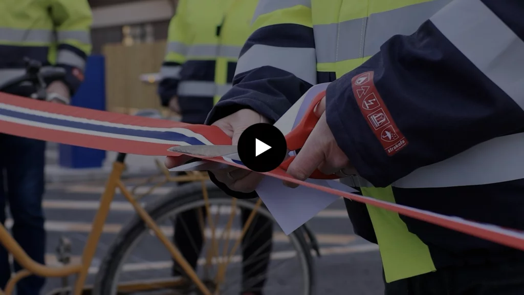 Et avspillingsikon over en person i synlighetstøy som er i ferd med å klippe over en snor for å markere åpningen av FREVARs nye vektstasjon.