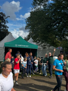 FREVAR-ansatte under grønt telt på Stafett for livet.