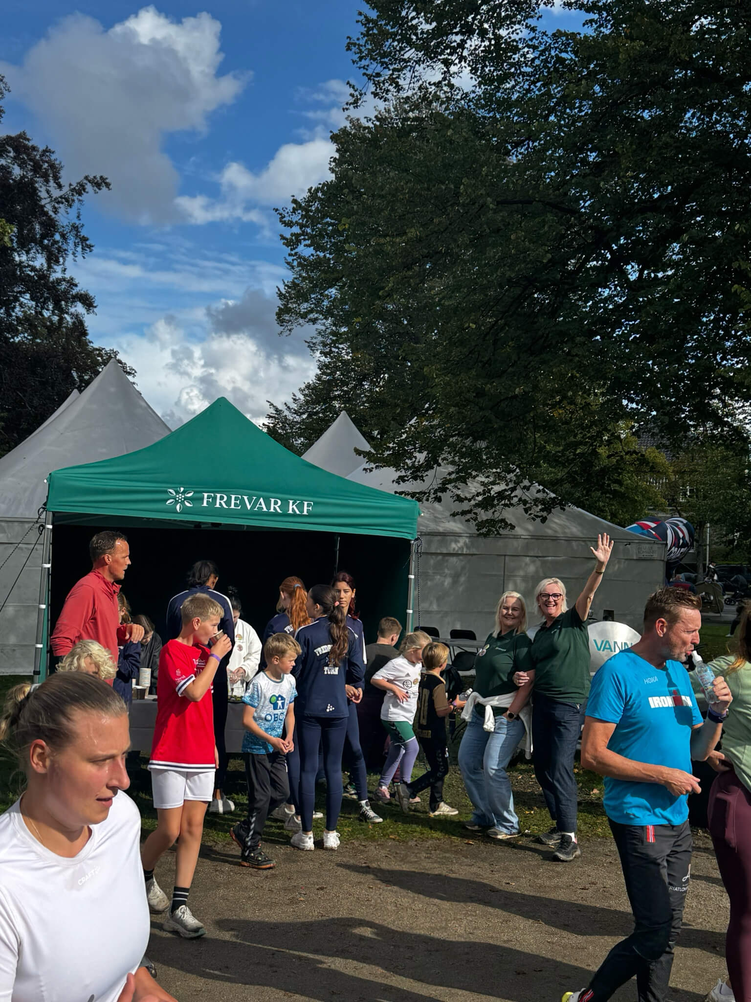FREVAR-ansatte under grønt telt på Stafett for livet.