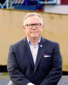 Portrettfoto av Johnny Sundby i dress.