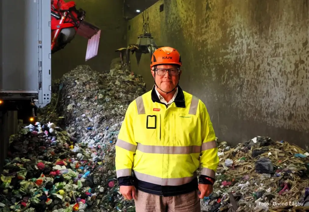 Daglig leder i FREVAR, Johnny Sundby står foran mottaket hvor restavfall plasseres