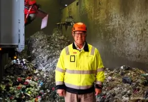 Daglig leder i FREVAR, Johnny Sundby står foran mottaket hvor restavfall plasseres