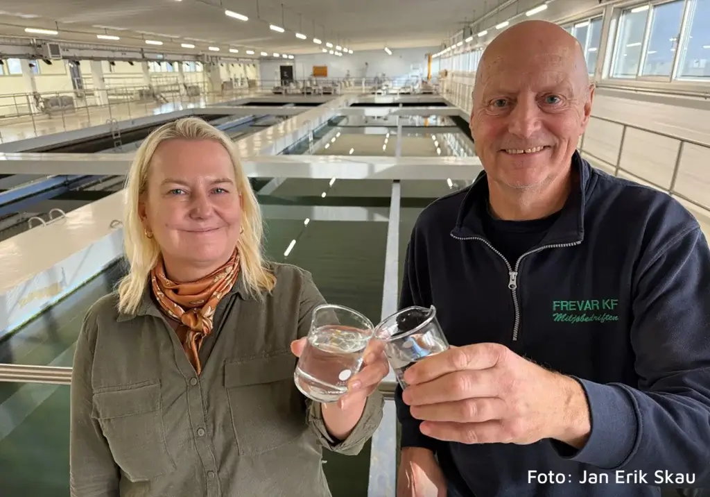 Driftssjef Cristell Solberg og assisterende driftssjef Renè Karstensen skåler i råvann og drikkevann på vannverket til FREVAR på Høyfjell.