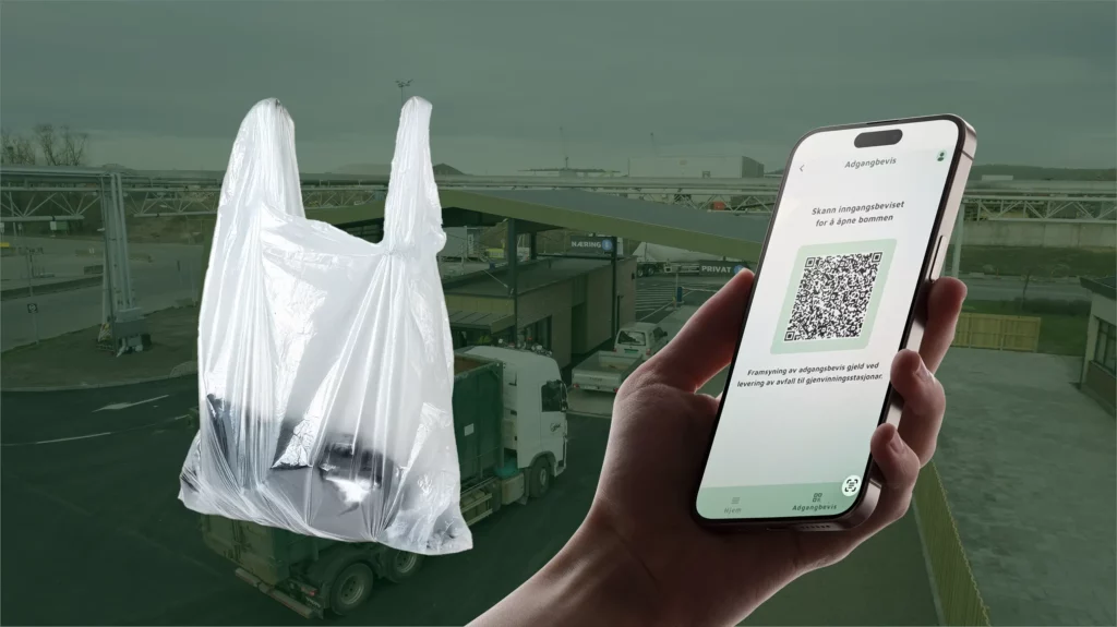 Gjennomsiktig plastpose over et bilde av vektstasjonen til gjenvinningsstasjonen til FREVAR, samt en hånd som holder en telefon med FREVARs app på skjermen.
