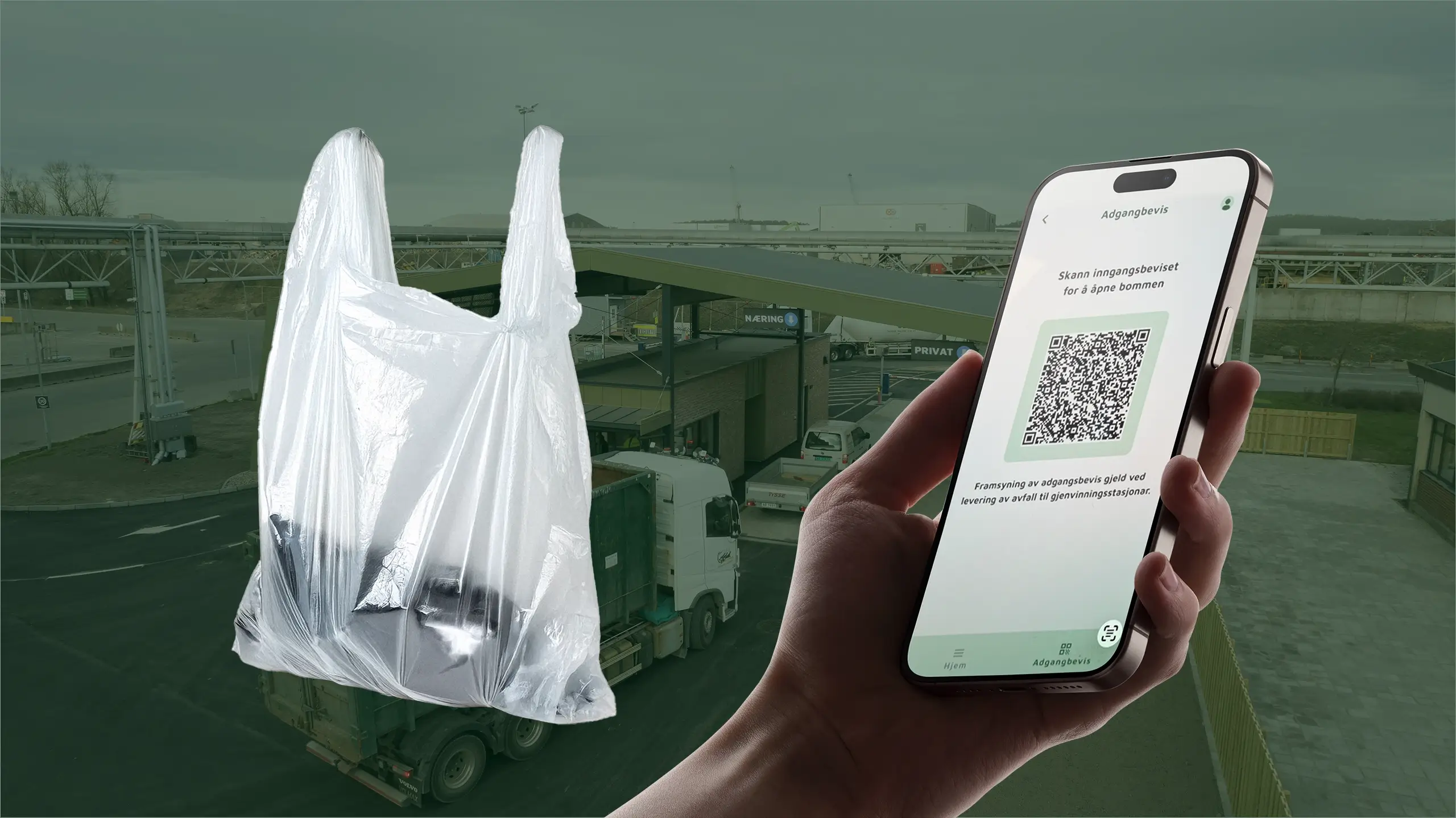 Gjennomsiktig plastpose over et bilde av vektstasjonen til gjenvinningsstasjonen til FREVAR, samt en hånd som holder en telefon med FREVARs app på skjermen.